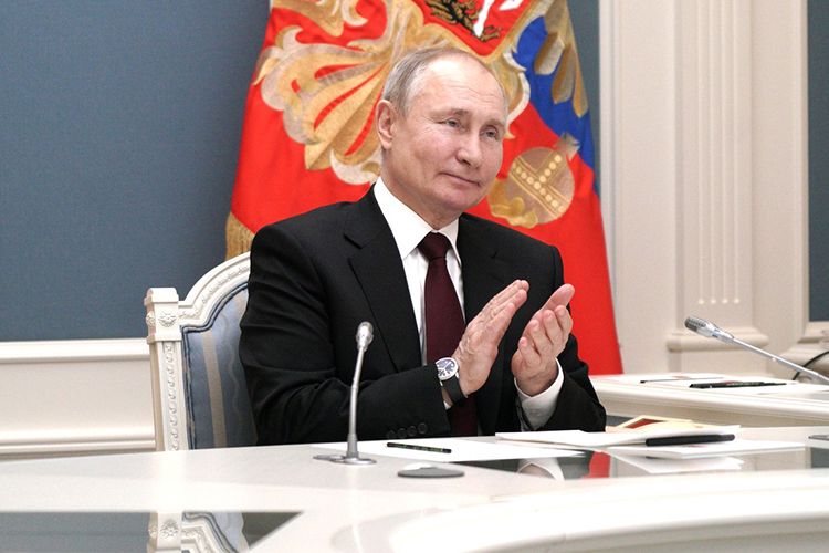 Владимир Путин: «Никакие другие подобные иностранные препараты не демонстрируют такой высокой степени защиты. Повторю, это безусловный успех наших, отечественных ученых и специалистов»