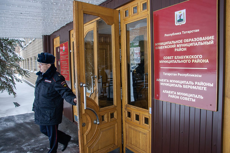 В здании администрации Елабужского района прошли обыски в рамках уголовного дела