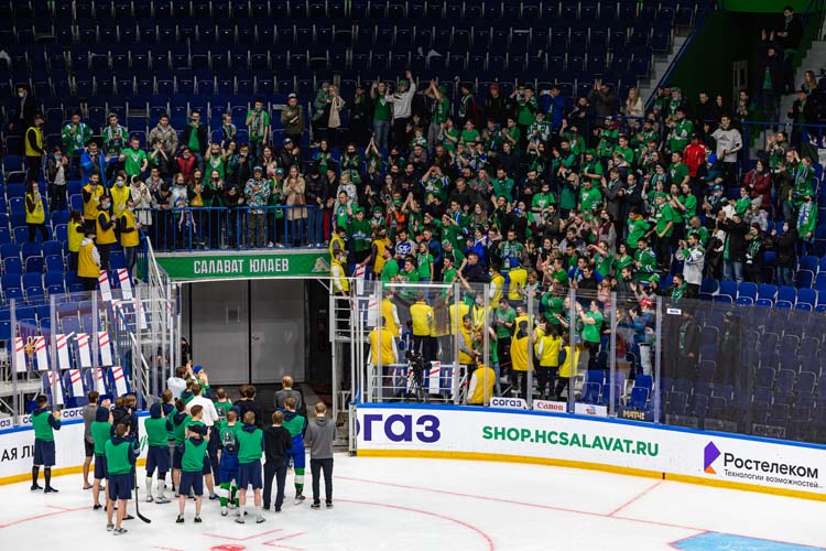 После поражения хоккеисты и тренерский штаб «Салавата» вышли на лёд поблагодарить фанатов
