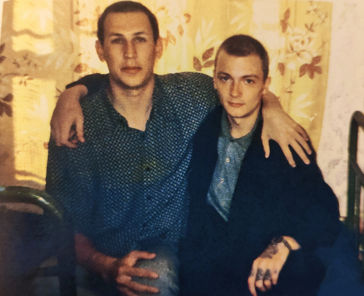 В нулевых одна из крупнейших группировок города «Новотатарские» была раздроблена на несколько бригад и фактически была без единого лидера. Объединить их пытались Рафаэль Калинин (Калина) (слева) и Игорь Ламков (Гриня) (справа). ИК-4, 1997 год