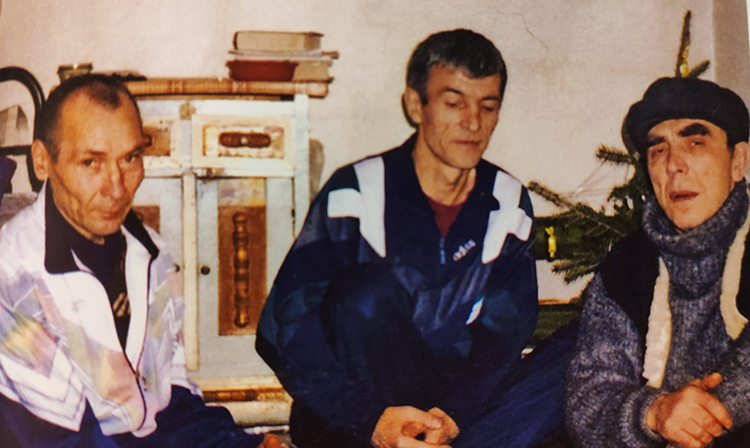 Самым известным в Татарстане вором в законе в конце девяностных был Фарит Хабибуллин (Резаный) (справа). Владимирская область, СТ-2 тюрьма «Владимирский централ»