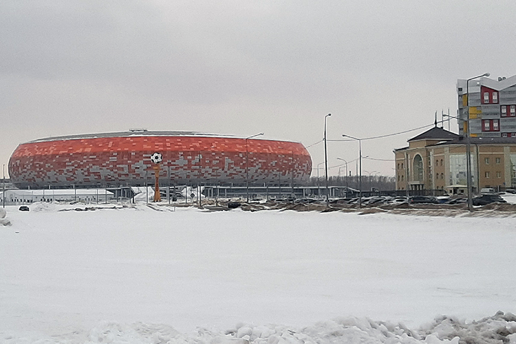 Это мнение должно подкреплять и второе, бросающееся в глаза строение — стадион «Мордовия Арена», также выполненный в оранжевых тонах. Кстати, стройкой, как и стадиона в Самаре, занималось ПСО «Казань» Равиля Зиганшина