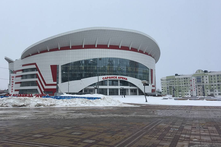 В центре путнику сразу бросится в глаза огромный монолит напротив МГУ — «Саранск Арена», многострадальный «колизей», из которого хотели когда-то сделать универсальный спортивный центр