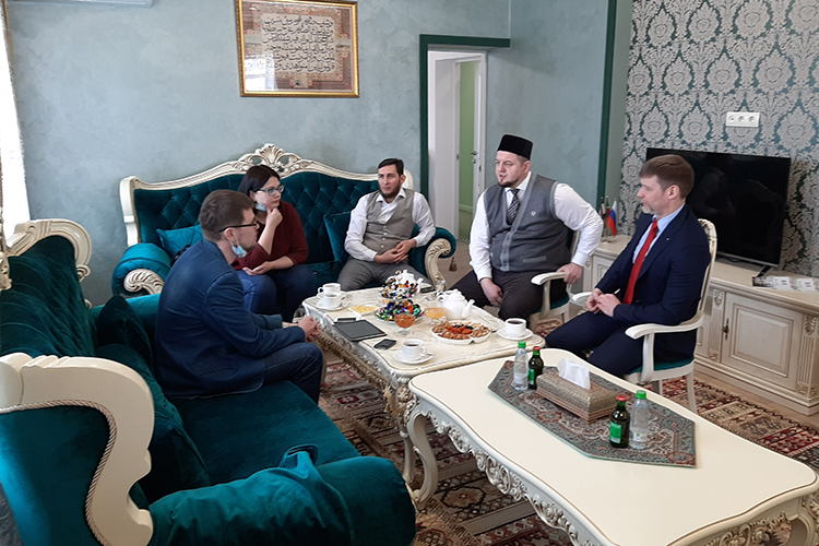 Как объяснил муфтий Мордовии Фагим Шафиев (второй справа), лепестки на гербе республики олицетворяют собой братство четырех народов — русских, мокши, эрзи и татар. При этом татары всегда пользовались особым уважением, много смешанных браков
