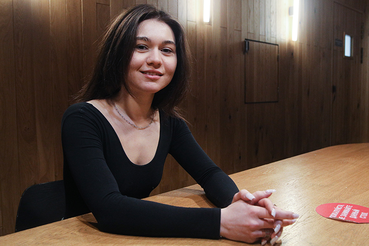 Розалия Каюмова: «Я всегда любила петь, ставить сценки для гостей. Помню, как летом в деревне организовывала концерты. В 9–10 лет впервые вышла на сцену. Это было как раз в татарском центре»
