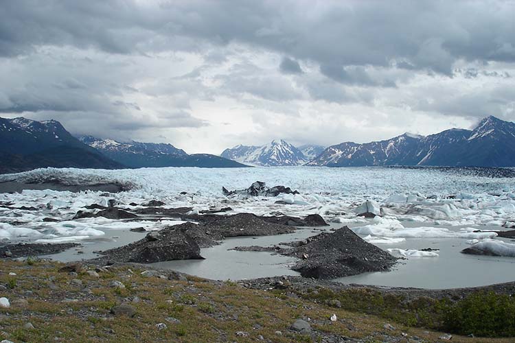 Крушение вертолета Airbus AS350 B3 произошло в районе ледника Кник на Аляске. Причины аварии пока не установлены