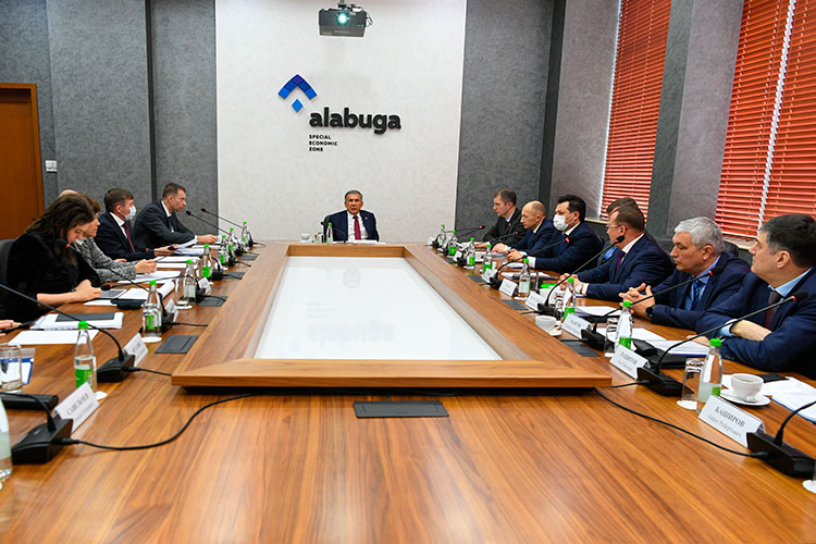 5 апреля в ОЭЗ «Алабуга» прошло первое в 2021 году заседание наблюдательного совета, которое провел президент Республики Татарстан Рустам Минниханов