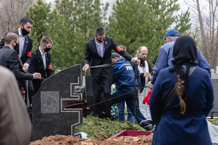 Ровно в полдень гроб с телом покойного должны были привезли на Самосыровское кладбище, но из-за субботнего дня и, соответственно, пробок при выезде из города произошло это с небольшим опозданием
