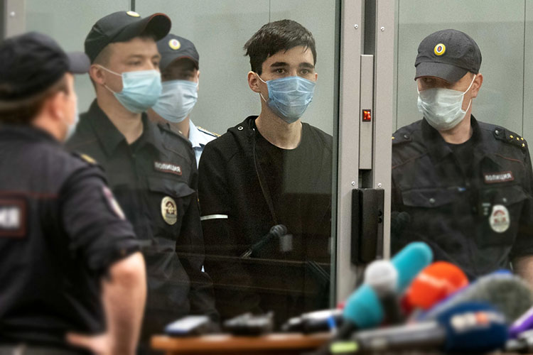 «Зачем вы убили детей?»: молчание и улыбки «казанского монстра» в суде