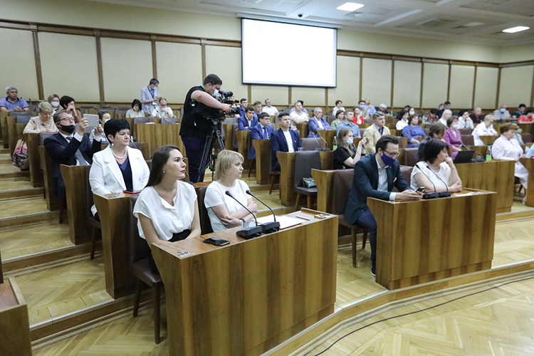 В зале Мухаметшина  слушали несколько десятков татарстанских журналистов, как из государственных, так и из независимых СМИ