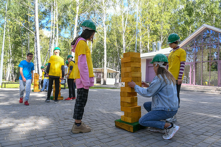 Летом в 12 муниципальных и 9 ведомственных загородных лагерях отдохнут 13 тыс. казанских детей, в том числе 1065 ребят бесплатно из-за трудной жизненной ситуации. Загрузка лагерей выросла в 1,5 раза и составит 75% в сравнении с 2020 годом