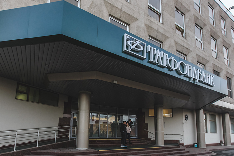 «Здание является бывшим головным офисом банка, расположено в центральной части Казани вблизи от центрального вокзала и станции метро „Кремлевская“»
