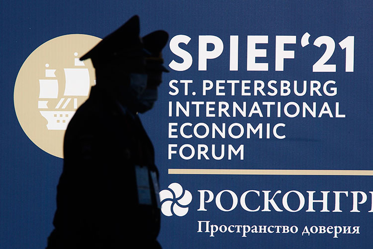 «Петербургский международный экономический форум, проводимый с конца 90-х, стал одной из традиций правящей и владеющей Россией олигархо-чиновничьей либеральной тусовки»