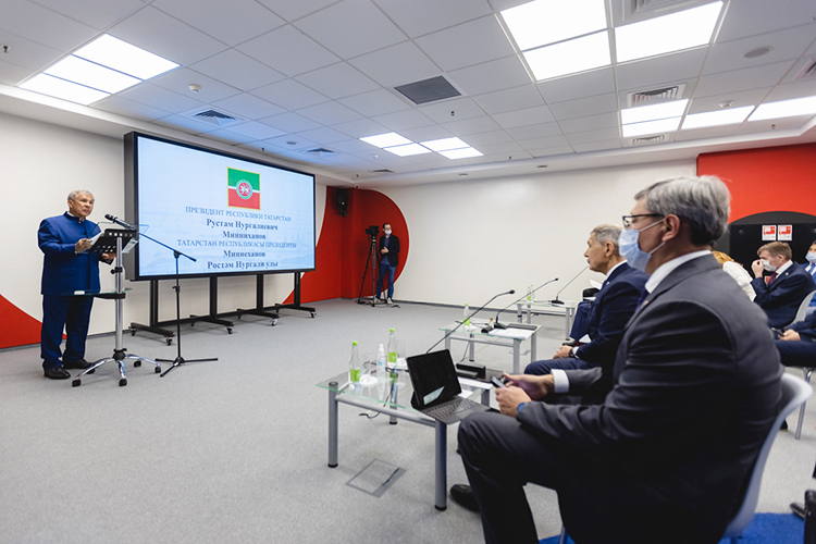 На заседание ассоциации президент РТ Рустам Минниханов приехал из дома правительства, где Татарстан и Вымпелком заключили соглашение о сотрудничестве в сфере развития цифровой экономики