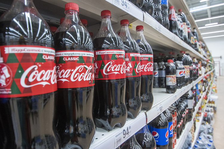 Несмотря на выросшую стоимость своего основного ингредиента (не считая воды), сахара, Coca-Cola подешевела за квартал на 5%, за год — на 32% и за пять лет — на 14% до 95 рублей за двухлитровую бутылку