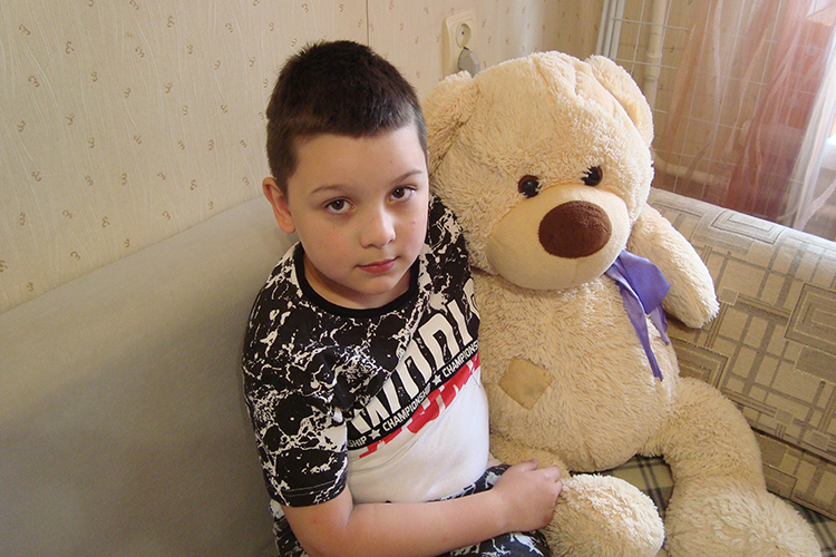 Пятилетний Тимур Гарифуллин живет в Казани и у него лимфедема — болезнь, связанная с постоянным отеком конечностей, вызванным скоплением в тканях лимфатической жидкости