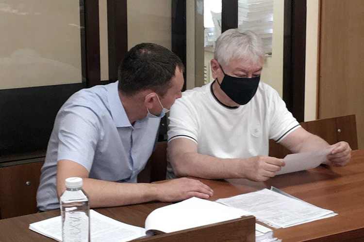 По словам адвоката Алексея Клюкина (слева), который представляет Роберта Мусина (справа) на протяжении всего  процесса, банкир не отрицает представленных фактов обвинения, но категорически не согласен с их трактовкой