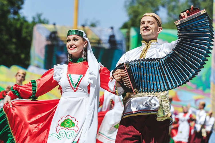 «Молодым нужны танцы-обжиманцы, но будут старше – придут на Сабантуй»: теряют ли татары главный праздник?