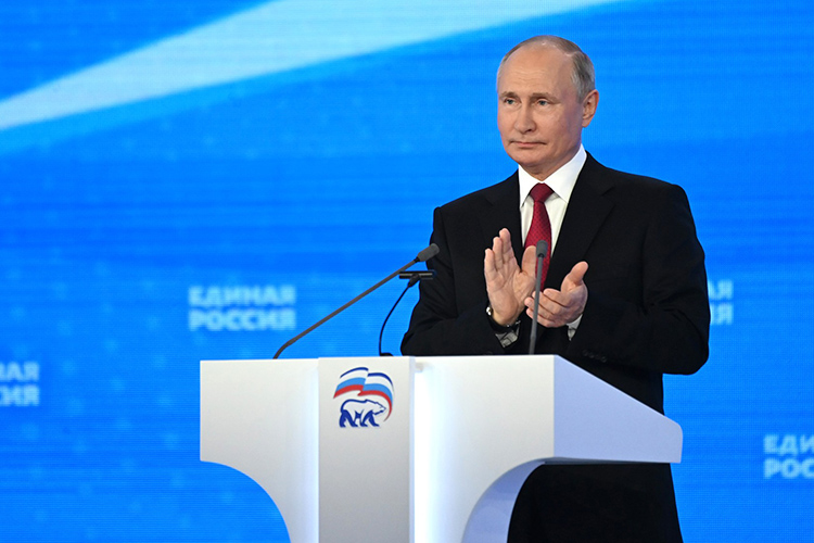 Владимир Путин: «Сергей Кужугетович Шойгу – один из основателей партии, человек, которого многие знают»