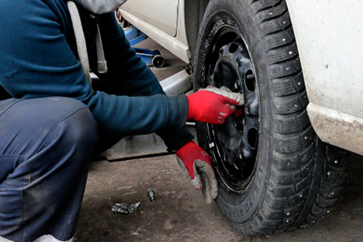 «Сопляк на велике украл ниппеля»: владельцы BMW и Mercedes стали жертвами TikTok-челленджа