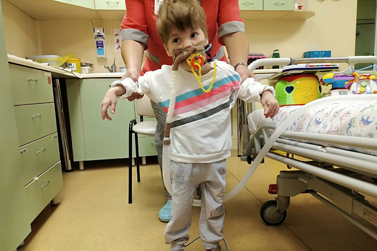 Почти всю свою жизнь пятилетняя Малика Шагитова провела в детской больнице. С самого рождения ей поставили диагноз — бронхолегочная дисплазия