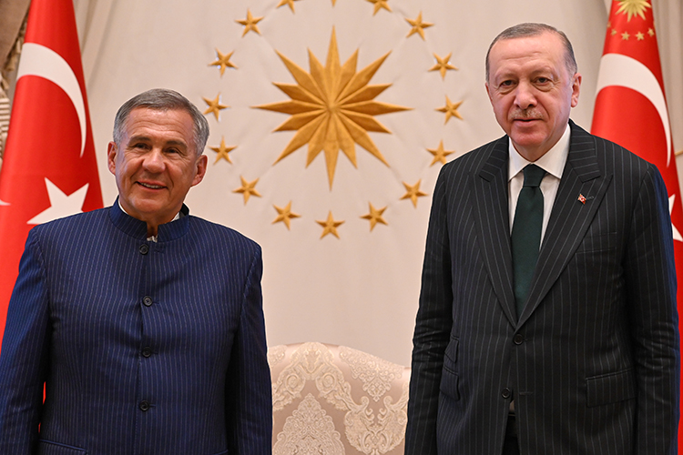 «Они нам говорят – «вы много спите»: как Эрдоган восторгался нарядом Минниханова