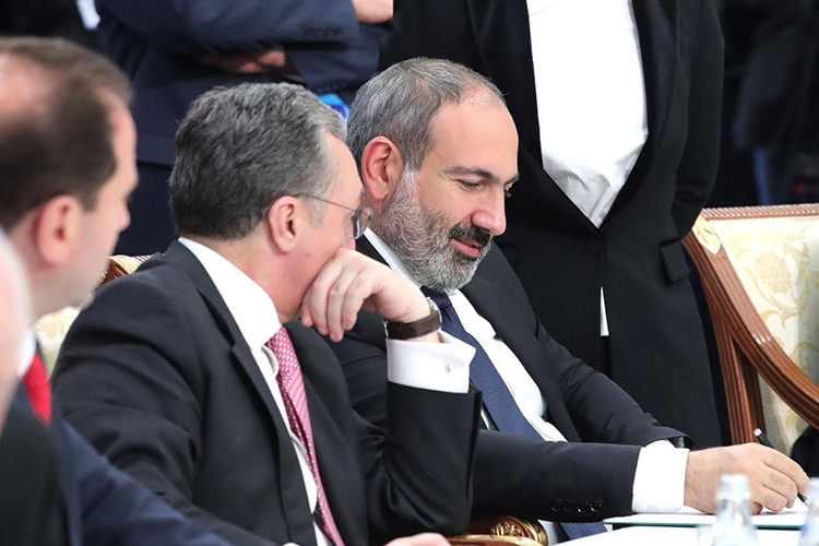 Важной международной темой на этой неделе стала победа партии Никола Пашиняна на выборах в Армении. Как отмечает «Незыгарь», она выгодна для «всех мировых акторов»