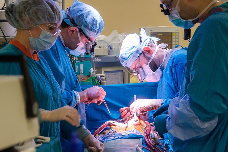 «Больница работает с серьезном режиме, много операций, в том числе плановых, трансплантация продолжается»