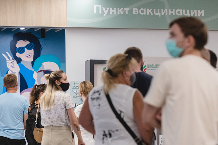 «Страшно, на работе говорят и хочется куда-то отдыхать поехать»: в Казани очереди на вакцинацию в ТЦ