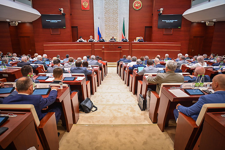 Депутаты также одобрили закон о запрете госслужащим республики иметь иностранное гражданство или ВНЖ и поддержали технические изменения в бюджет Татарстана