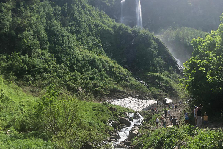 Если в запасе много энтузиазма, то от Ахуна можно пешком дойти до Агурских водопадов — порядка 8 км. Но лучше, конечно, проделать этот путь на машине, тем более, если недавно прошел дождь