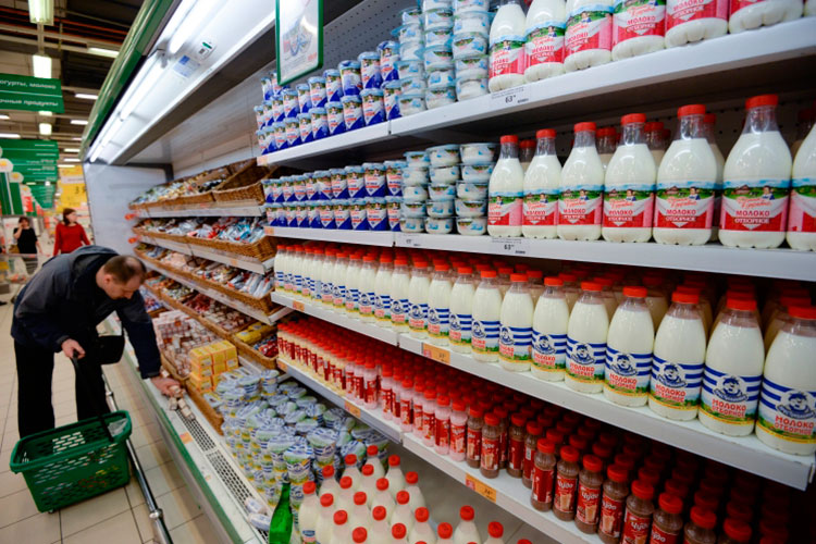 «Закупочная цена молока 25 рублей за литр, на полке — 90 рублей. Посмотрите, где на самом деле повышение цен закладывается»