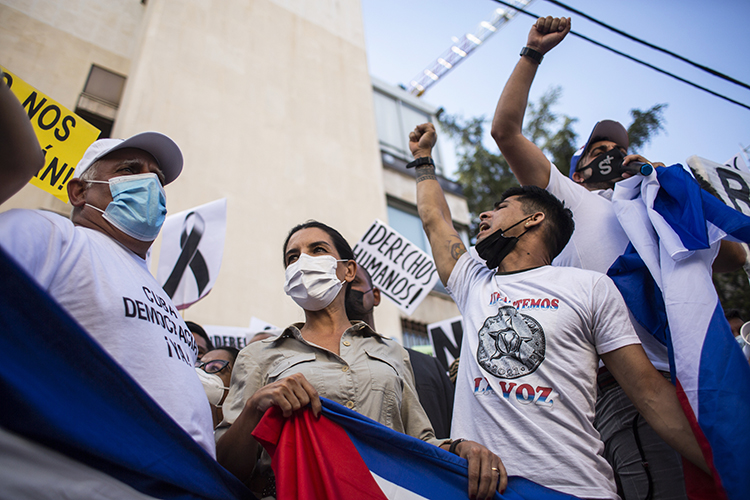 Кубинский президент Мигель Диас-Канель поначалу взял курс на подавление беспорядков. Он не только объявил чрезвычайное положение в ряде городов, но и вывел на улицы своих сторонников, пообещав «дать бой» протестующим