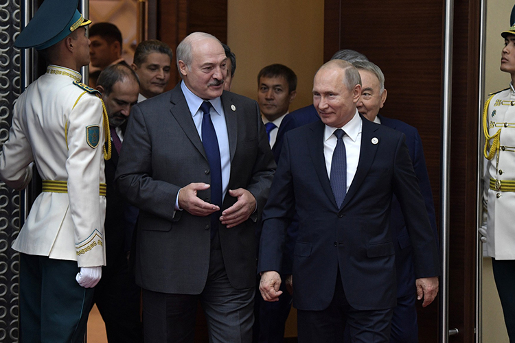 Обратили также внимание на внезапный визит президента Беларуси Александра Лукашенко в Россию. Официально переговоры за закрытыми дверями, которые длились почти 5,5 часа, закончились новым траншем в $500 млн, сохранением цен на газ и кредитной поддержкой Беларуси в условиях российского налогового маневра