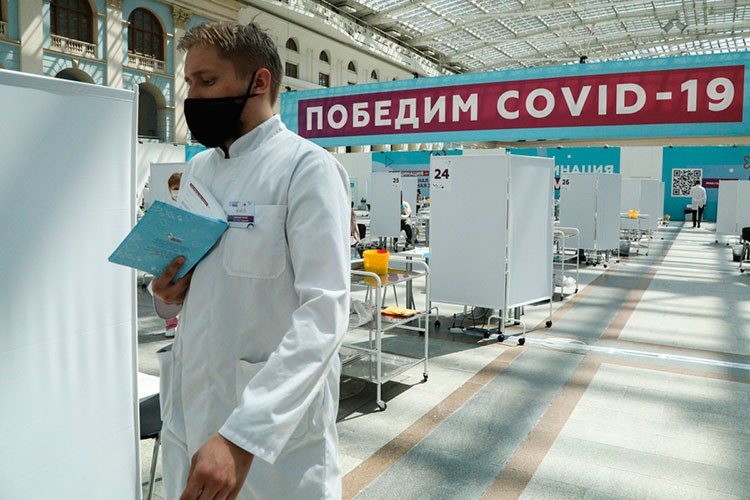 Третья мировая волна и призрак локдауна, последнее путинское предупреждение Киеву и другие темы недели