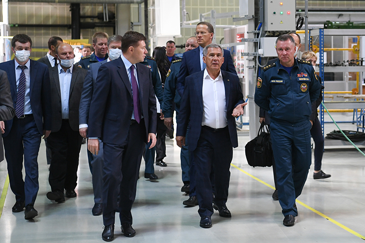 Рустам Минниханов форсировал подготовку к контракту на Ми-38, а детали обсудили в сентябре 2020 года во время визита на завод министра по делам ГО и МЧС Евгения Зиничева
