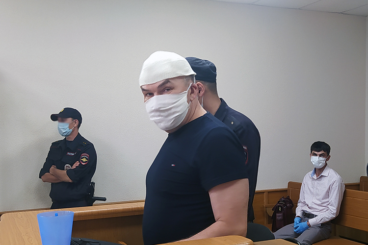 Спустя несколько часов в суд доставили главного свидетеля тех событий — самого Назмиева, хотя изначально планировалось, что давать показания он будет по видеосвязи