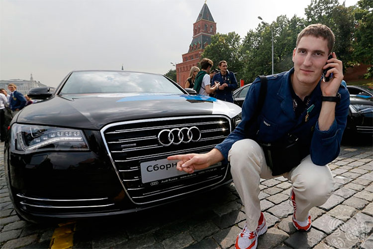 Интересно, что Михайлов до сих пор катается на Audi A8, которые олимпийским чемпионам подарили после Лондона