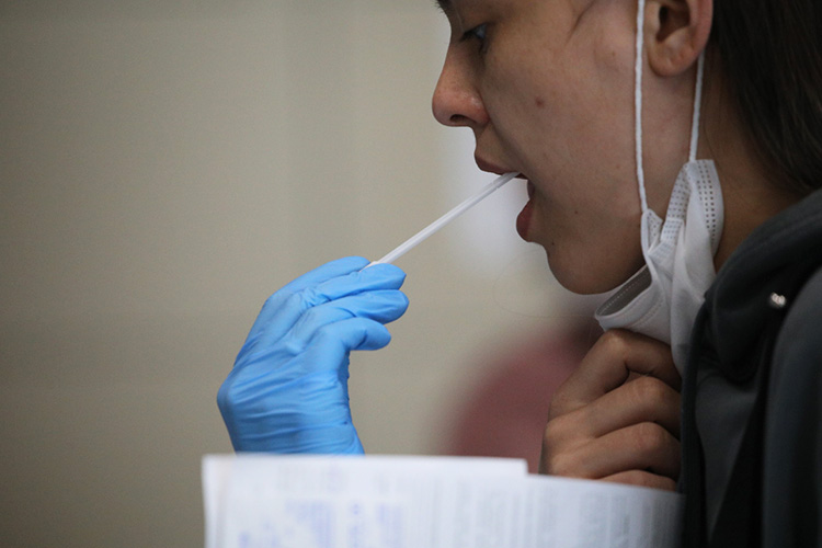 Большинство российских клиник и лабораторий используют для ПЦР-тестов урогенитальные зонды, которые в принципе не подходят для носа и ротоглотки. Неправильный забор мазка может приводить к травмам, а если они часто повторяются — онкологии