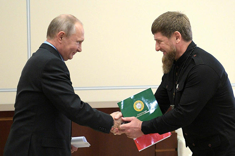 Твердые позиции в зоне высокой политической устойчивости, так называемой зеленой, у главы Чечни Рамзана Кадырова (справа). Кадыров единственный из инкумбентов, с кем провел рабочую встречу Владимир Путин в 2021 году