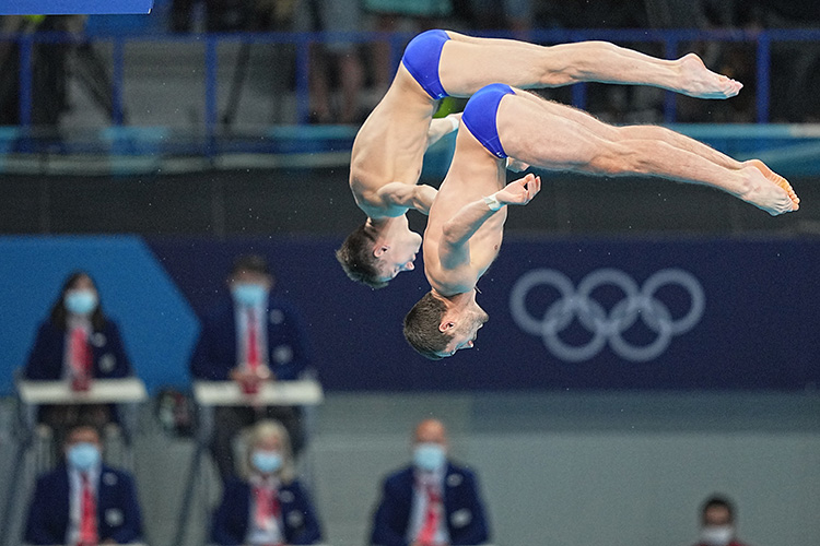 Первыми бронзовые медали в общий зачет забросили прыгуны в воду — Александр Бондарь и Виктор Минибаев стали третьими в синхронных прыжках с десятиметровой вышки