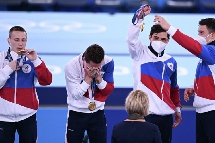 Следом «золото» Россия получила в спортивной гимнастике (Денис Аблязин, Давид Белявский, Артур Далалоян и Никита Нагорный (слева направо)