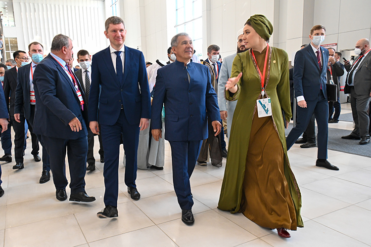 Чудеса на KazanSummit: водородная водичка, киргизский квас и халяльная «Монополия»