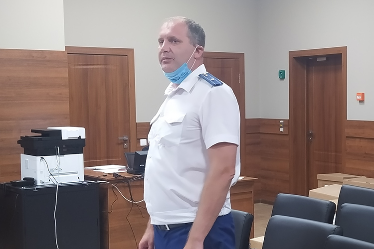 Старший помощник прокурора Советского района Руслан Давлетшин зачитал обвинительное заключение, на что ушло порядка 40 минут