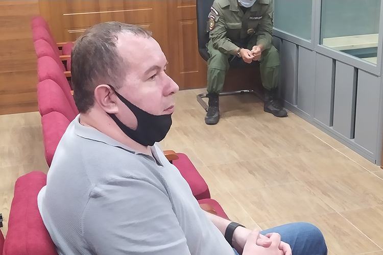 Еще один фигурант дела сообщник Хисматуллина Сергей Романов прибыл в суд в сопровождении конвоира прямиком из Бугульмы, где он пребывает под домашним арестом