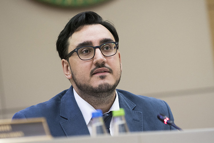 Лавочки для одного человека, камерные пространства в парках, летние веранды ресторанов…