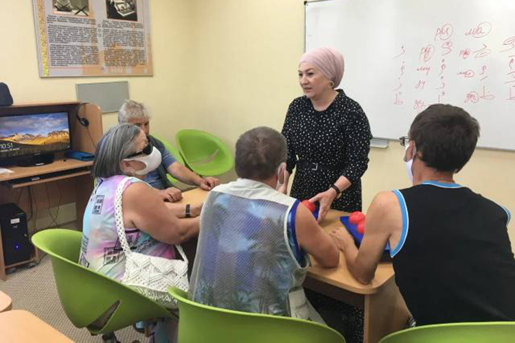 Малика Гельмутдинова работает с инвалидами разных категорий. Она организовала семинар, на который приехали инвалиды со всей республики, для детальной разработки нового проекта — «Поддержим друг друга»