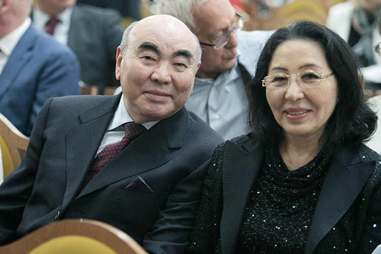 В Киргизии задержали первого президента Аскара Акаева (на фото с супругой Майрам). Ожидаются серьезные разоблачения и скандалы