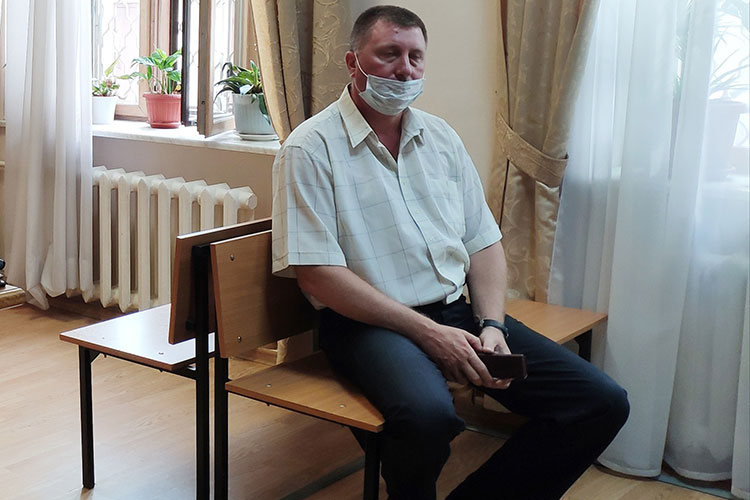 В статусе обвиняемого, а теперь уже и подсудимого, находится мастер цеха Олег Карезин, работавший на газохранилище больше двадцати лет