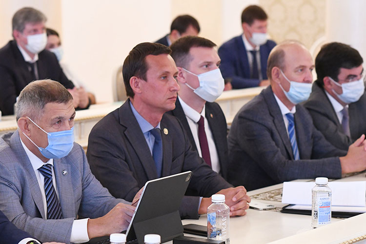 Айрат Хайруллин (второй слева) остался доволен цифровизацией муниципальных услуг Казани